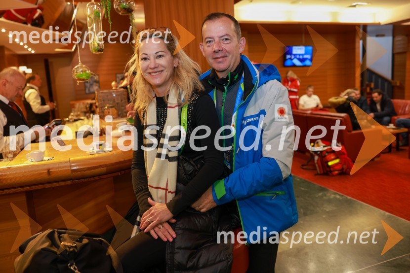  Laura Smrekar, partner, direktorica komuniciranja Competo d.o.o.;  Enzo Smrekar, predsednik uprave Droge Kolinske in glavni direktor strateškega poslovnega področja v Atlantic Grupi, predsednik SZS, podpredsednik Olimpijskega komiteja SlovenijePlanica 2023, sobota