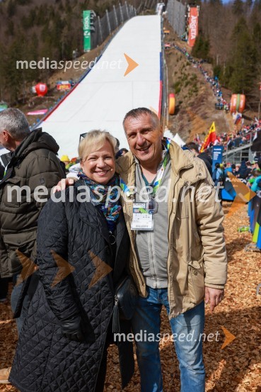  Sabrina Pečelin, vodja odnosov z javnostmi pri Porsche Slovenija d.o.o.;  Miran Ališič, televizijski novinar, športni komentator Planica 2023, sobota