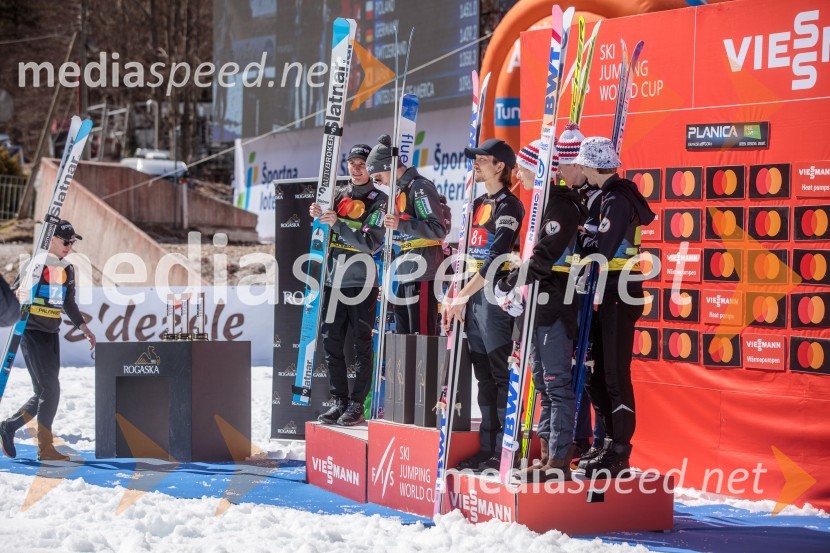  Anže Lanišek, smučarski skakalec;  Domen Prevc, smučarski skakalec;  Lovro Kos, smučarski skakalec;  Johann Andre Forfang, smučarski skakalec;  Halvor Egner Granerud, smučarski skakalec (Norveška);  Robert  Johansson, smučarski skakalec (Norveška);  Bendik Heggli, smučarski skakalec (Norveška)Planica 2023, sobota