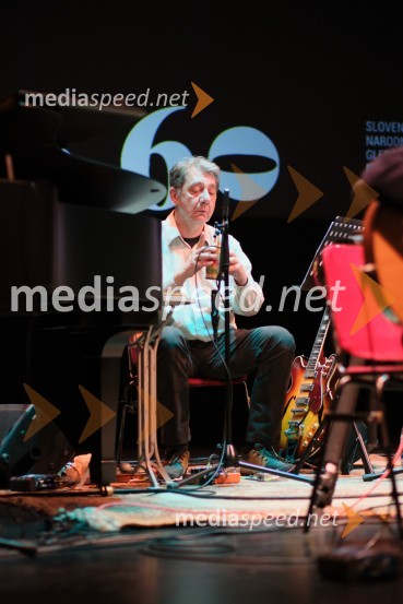  Mitja Vrhovnik Smrekar, skladatelj, član skupine Bossa de NovoBossa de Novo na odru ljubljanske Drame