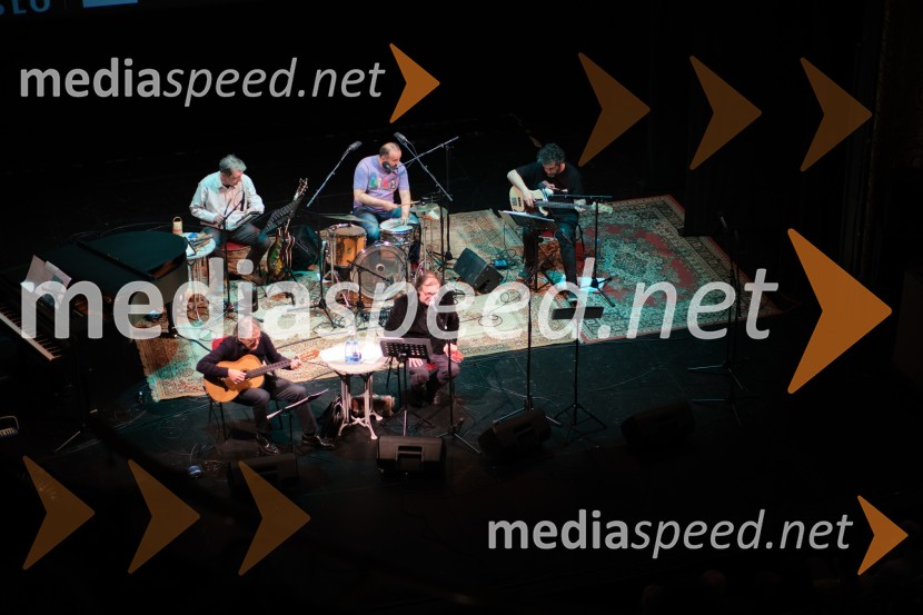  Aljoša Kosor, skupina Bossa de novo;  ... ;  Sergej Ranđelović, glasbenik, član skupine Bossa de Novo;  Primož Vitez, glasbenik, dramaturg, prevajalec;  ... Bossa de Novo na odru ljubljanske Drame