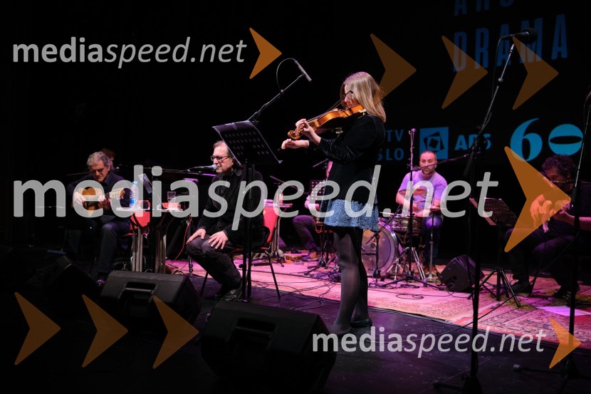  Aljoša Kosor, skupina Bossa de novo;  Primož Vitez, glasbenik, dramaturg, prevajalec;  Pavla Smrekar, violistkaBossa de Novo na odru ljubljanske Drame