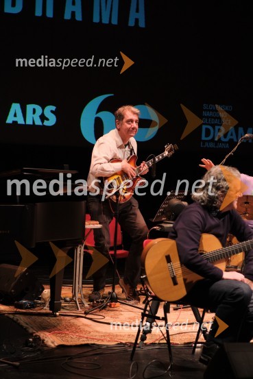  Mitja Vrhovnik Smrekar, skladatelj, član skupine Bossa de NovoBossa de Novo na odru ljubljanske Drame