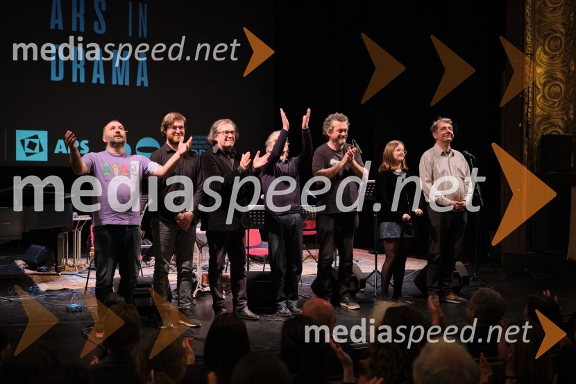  Sergej Ranđelović, glasbenik, član skupine Bossa de Novo;  Leon Firšt, skladatelj;  Primož Vitez, glasbenik, dramaturg, prevajalec;  Aljoša Kosor, skupina Bossa de novo;  Marko Gregorič, pisec besedil, član skupine Bossa Bossa de Novo;  Pavla Smrekar, violistka;  Mitja Vrhovnik Smrekar, skladatelj, član skupine Bossa de NovoBossa de Novo na odru ljubljanske Drame