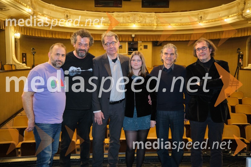  Sergej Ranđelović, glasbenik, član skupine Bossa de Novo;  Marko Gregorič, pisec besedil, član skupine Bossa de Novo;  Mitja Vrhovnik Smrekar, skladatelj, član skupine Bossa de Novo;  Pavla Smrekar, violistka;  Aljoša Kosor, skupina Bossa de novo;  Primož Vitez, glasbenik, dramaturg, prevajalec, član skupine Bossa de NovoBossa de Novo na odru ljubljanske Drame