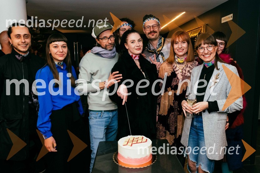  Jure Anžiček, avtor glasbe in tehnične zasnove uprizoritve ;  Anja Romih, scenografka in oblikovalka videa;  Aljoša Koltak, igralec;  Maša Grošelj, igralka;  Sebastijan Geč, koreograf;  Varja  Hrvatin, dramaturginja;  Živa Čebulj, prevajalka in lektoricaIkigai, premiera v SLG Celje