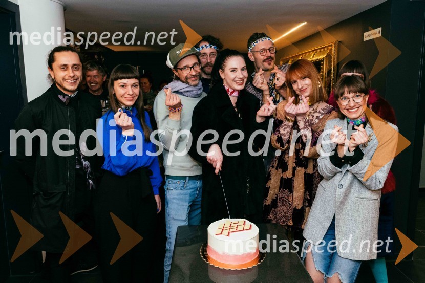  Jure Anžiček, avtor glasbe in tehnične zasnove uprizoritve ;  Anja Romih, scenografka in oblikovalka videa;  Aljoša Koltak, igralec;  Jurij Smrke;  Maša Grošelj, igralka;  Sebastijan Geč, koreograf;  Varja  Hrvatin, dramaturginja;  Živa Čebulj, prevajalka in lektoricaIkigai, premiera v SLG Celje