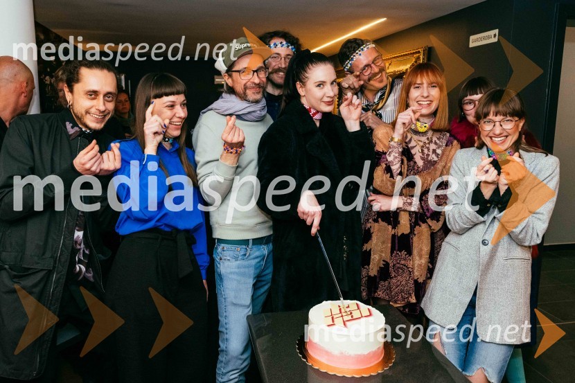  Jure Anžiček, avtor glasbe in tehnične zasnove uprizoritve ;  Anja Romih, scenografka in oblikovalka videa;  Aljoša Koltak, igralec;  Jurij Smrke;  Maša Grošelj, igralka;  Sebastijan Geč, koreograf;  Varja  Hrvatin, dramaturginja;  Lea Culetto, kostumografka;  Živa Čebulj, prevajalka in lektoricaIkigai, premiera v SLG Celje