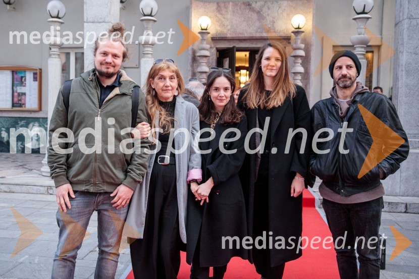  Žiga  Divjak, režiser;  Barbara Hieng Samobor, direktorica in umetniška vodja MGL;  Lara Wolf Završnik, igralka;  ... ;  Iztok Drabik Jug, igralec53. Teden slovenske drame, sklepna slovesnost s podelitvijo nagrad