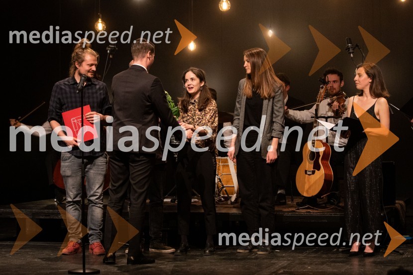  Žiga  Divjak, režiser;  Janez Černe, podžupan Mestne občine Kranj;  Lara Wolf Završnik, igralka;  ... ;  Tina Resman, igralka53. Teden slovenske drame, sklepna slovesnost s podelitvijo nagrad