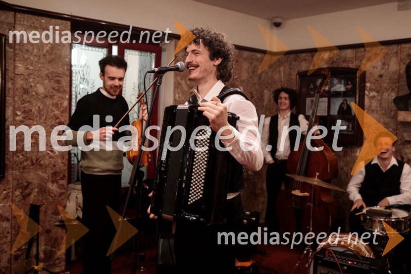  Gal Golob, kontrabas, glasbena zasedba Gugutke53. Teden slovenske drame, sklepna slovesnost s podelitvijo nagrad