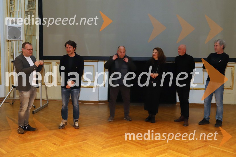  Alan Kavčič, predstavnik za odnose z javnostmi SNG Maribor;  Edward Clug, umetniški direktor, Balet SNG Maribor;  Milko Lazar, skladatelj, pianist;  Nuša Ekar, scenaristka;  Božo Grlj, režiser;  Jure Nemec, direktor fotografije, ZFSUživajte, oder je vaš, predpremiera dokumentarnega filma v SNG Maribor