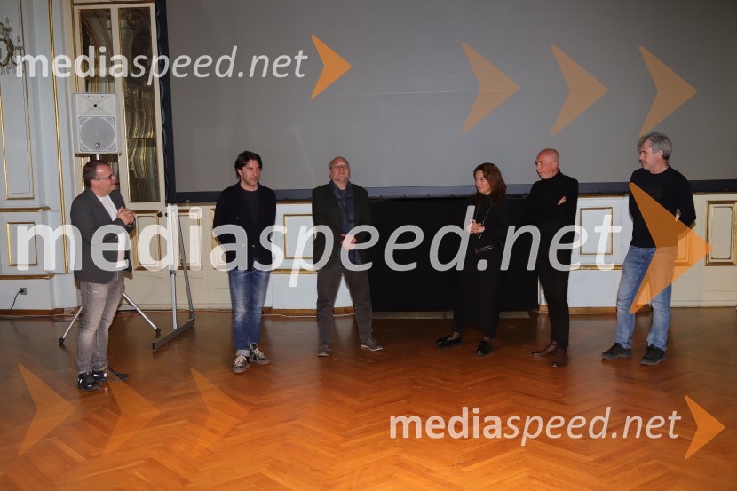  Alan Kavčič, predstavnik za odnose z javnostmi SNG Maribor;  Edward Clug, umetniški direktor, Balet SNG Maribor;  Milko Lazar, skladatelj, pianist;  Nuša Ekar, scenaristka;  Božo Grlj, režiser;  Jure Nemec, direktor fotografije, ZFSUživajte, oder je vaš, predpremiera dokumentarnega filma v SNG Maribor