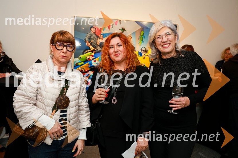  Helena  Slapšak Štrukelj, Generali;  Jana Blaškovič, odnosi z javnostmi, Generali;  Olga  Pejović, predstavnica za odnose z javnostmi, GeneraliOdprtje fotografske razstave Petra Uhana v Generali galeriji