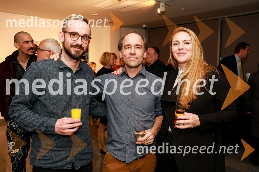  Jernej Pristov, vodja službe za odnose z javnostmi SNG Drama Ljubljana;  Peter Uhan, fotograf;  Barbara Svetek, vodja službe za marketing SNG Drama LjubljanaOdprtje fotografske razstave Petra Uhana v Generali galeriji