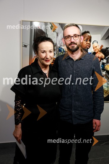  Polona Vetrih, igralka;  Jernej Pristov, vodja službe za odnose z javnostmi SNG Drama LjubljanaOdprtje fotografske razstave Petra Uhana v Generali galeriji