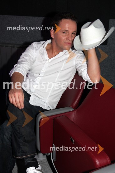 Jani Pavec, pevec skupine Atomik HarmonikRdeča preproga s Sebastianom, snemanje oddaje