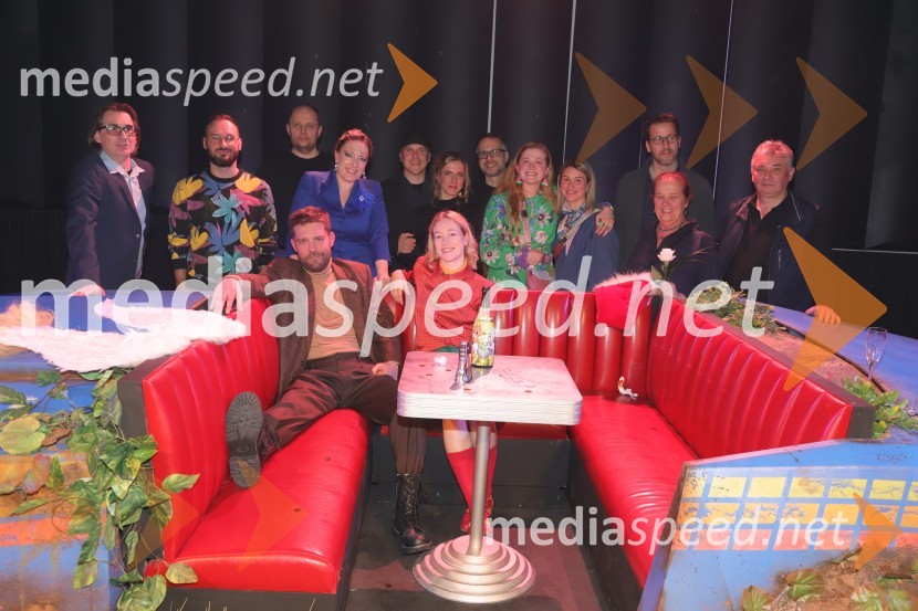  Aleksandar  Popovski, režiser, umetniški direktor Drame SNG Maribor;  Darjan Mihajlovič Cerar, scenograf;  Kristijan Ostanek, igralec;  ... ;  Maša Žilavec, igralka;  Nejc Gazvoda, filmski režiser in pisatelj;  Julija Klavžar, igralka;  Liu Zakrajšek, prevajalka;  David Andrej Francky, oblikovalec svetlobe;  Katarina Šavs, kostumografinja;  ... ;  Igor Matković, glasbena oprema;  Maja Razboršek, oblikovalka maske;  ... Kako sem se naučila voziti, premiera drame v SNG Maribor