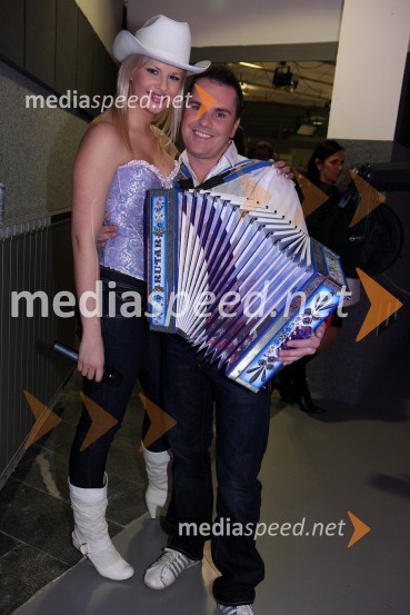 Mateja Vuk - Tejči, pevka skupine Atomik Harmonik in Dejan Čelik - Fraj Toni, harmonikaš skupine Atomik HarmonikRdeča preproga s Sebastianom, snemanje oddaje