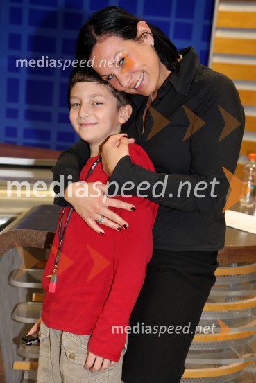 Alenka Golubič, vodja marketinga na RTS in Nino, sin Branke Breznik, producentke RTSRdeča preproga s Sebastianom, snemanje oddaje