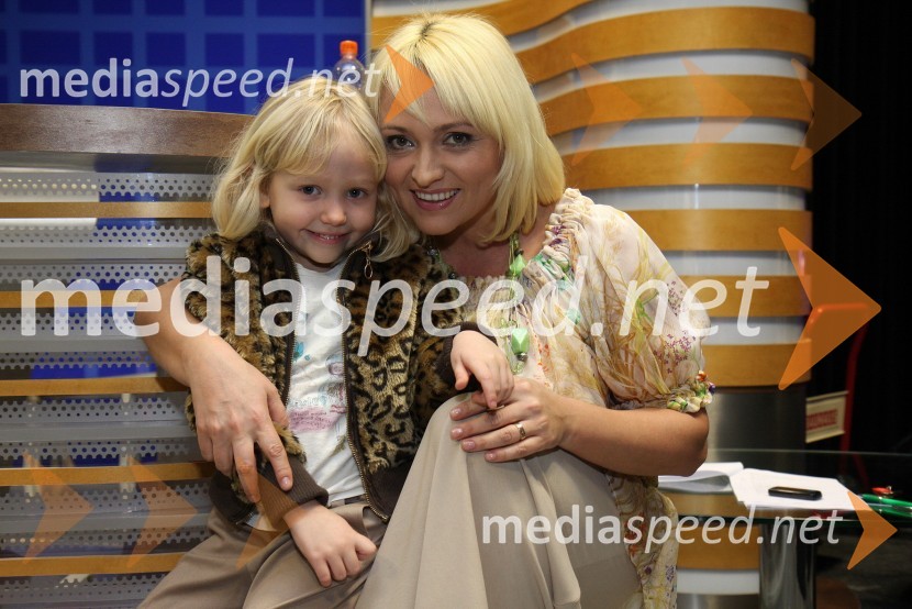 Natalija Kolšek, pevka in njena hčerka Aiša NajaRdeča preproga s Sebastianom, snemanje oddaje