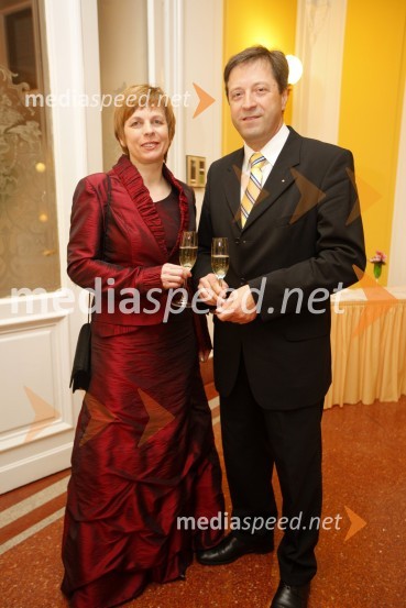 Martin Šinigoj, guverner slovenskega Rotary kluba Nova Gorica, s soprogo
Tradicionalni valčkov ples 2009