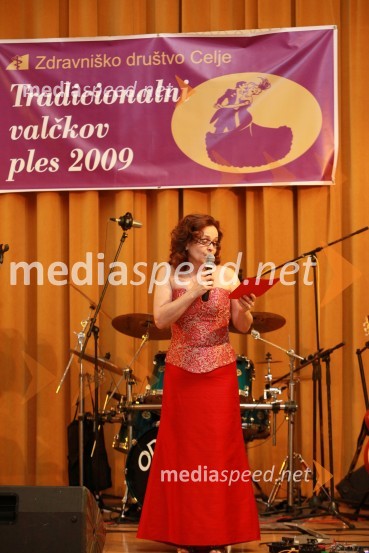 Dr. Jana Govc Eržen, predsednica organizacijskega odbora Zdravniškega društva CeljeTradicionalni valčkov ples 2009