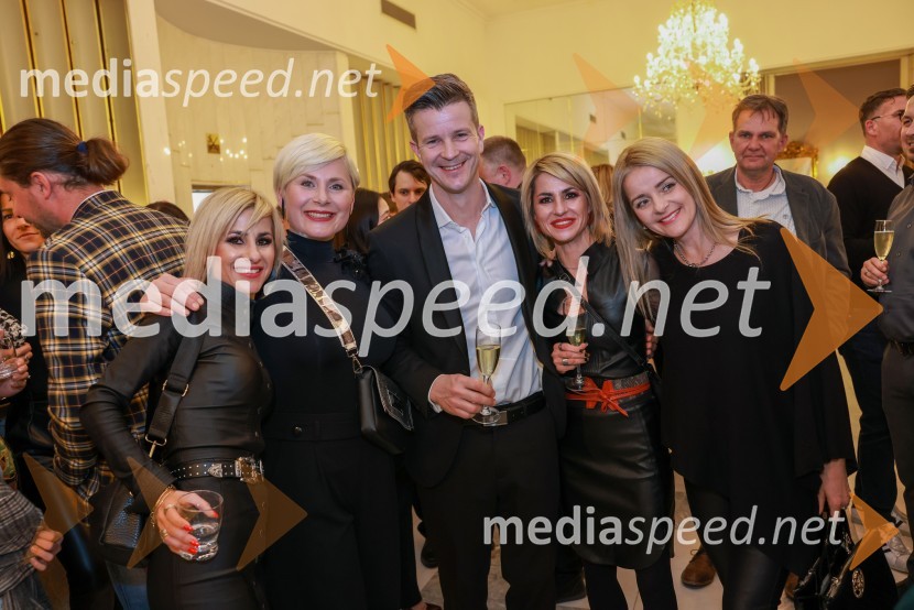  ... ;  Ana  Praznik, voditeljica, pevka Bepop;  Boštjan Romih, televizijski in radijski voditelj;  ... ;  ... MYTH, RAIN DOGS, APERTURE, baletni triptih, premiera v SNG Maribor