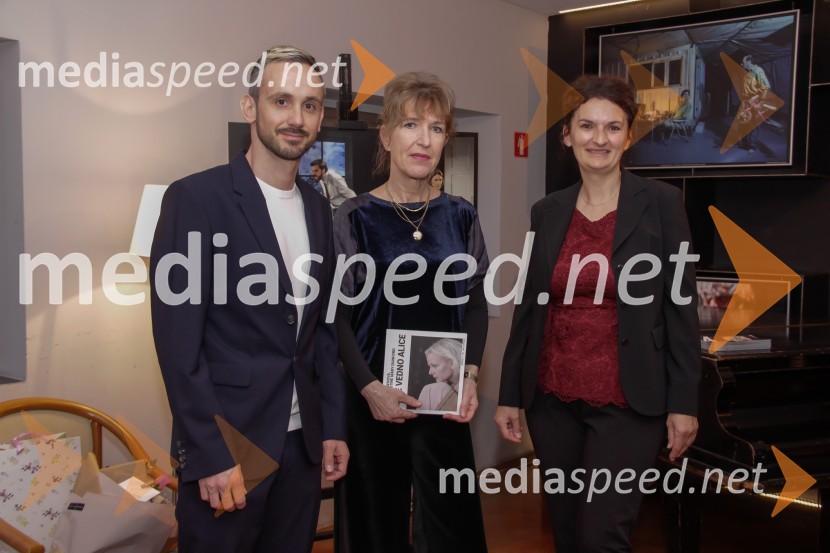  Jernej Pristov, vodja službe za odnose z javnostmi SNG Drama Ljubljana;  Vesna Jurca Tadel, ravnateljice SNG Drama Ljubljana;  Ema Peruš, vodja abonmajev SNG Drama LjubljanaŠe vedno Alice, premiera drame v SNG Ljubljana