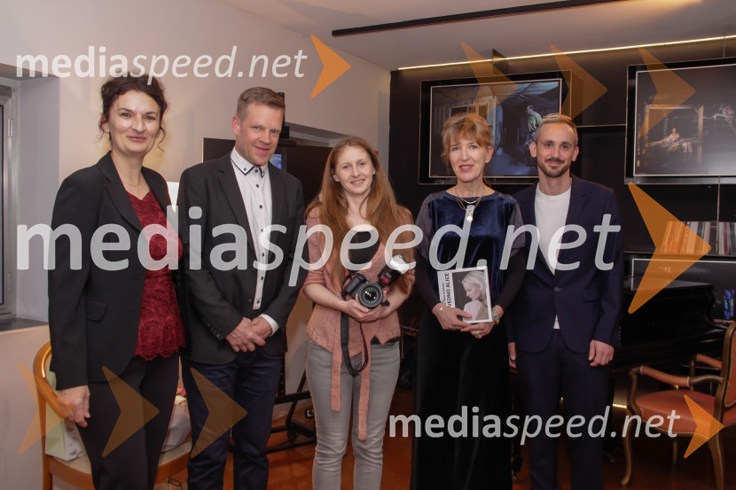  Ema Peruš, vodja abonmajev SNG Drama Ljubljana;  Luka Nabergoj, pomočnik ravnateljice SNG Drama Ljubljana;  Katja Kodba, fotografinja;  Vesna Jurca Tadel, ravnateljice SNG Drama Ljubljana;  Jernej Pristov, vodja službe za odnose z javnostmi SNG Drama LjubljanaŠe vedno Alice, premiera drame v SNG Ljubljana