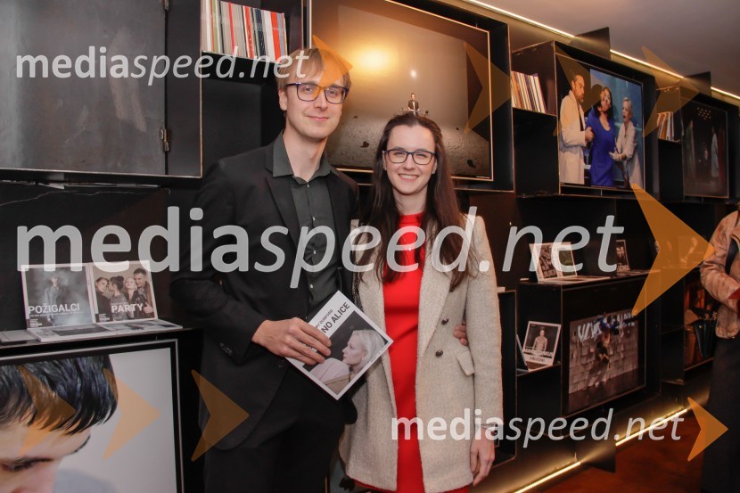  David Zupančič, specializant infektologije, pisatelj in spletni vplivnež;  Ester ZupančičŠe vedno Alice, premiera drame v SNG Ljubljana