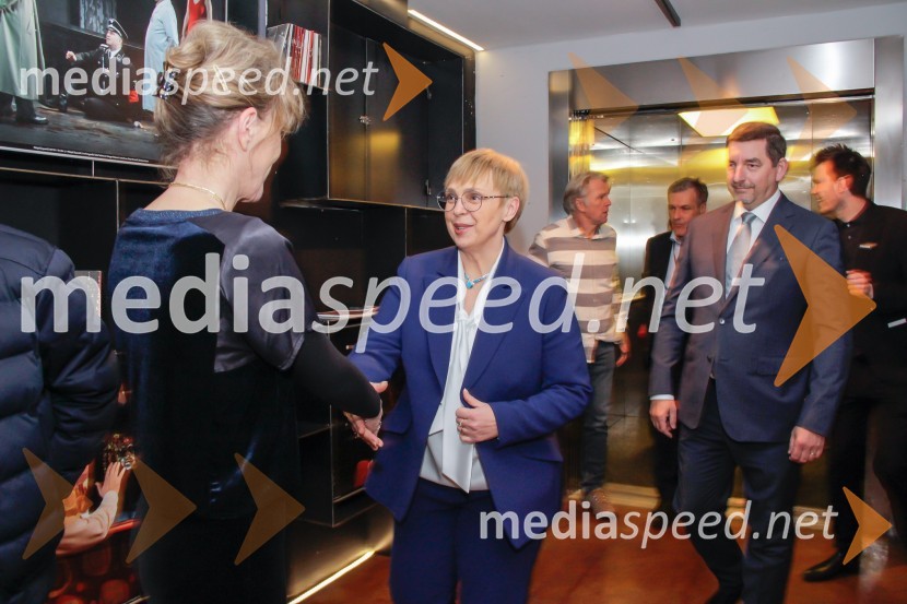  Vesna Jurca Tadel, ravnateljice SNG Drama Ljubljana; dr. Nataša Pirc Musar, predsednica Republike Slovenije; dr. Aleš Musar, lastnik Ruske dačeŠe vedno Alice, premiera drame v SNG Ljubljana