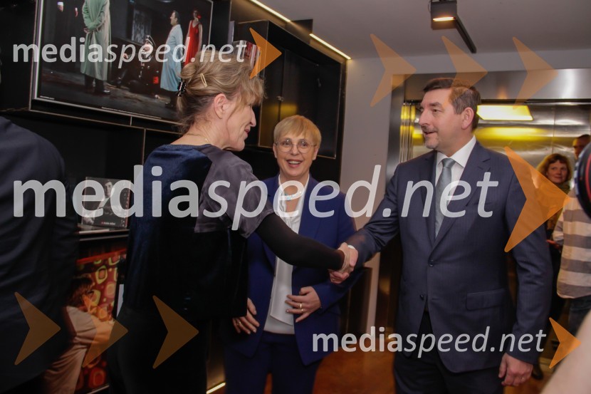  Vesna Jurca Tadel, ravnateljice SNG Drama Ljubljana; dr. Nataša Pirc Musar, predsednica Republike Slovenije; dr. Aleš Musar, lastnik Ruske dačeŠe vedno Alice, premiera drame v SNG Ljubljana