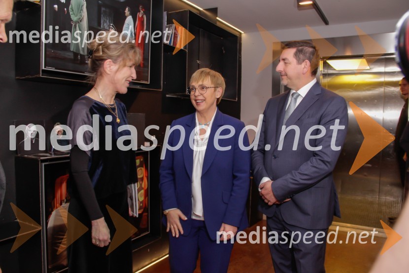  Vesna Jurca Tadel, ravnateljice SNG Drama Ljubljana; dr. Nataša Pirc Musar, predsednica Republike Slovenije; dr. Aleš Musar, lastnik Ruske dačeŠe vedno Alice, premiera drame v SNG Ljubljana