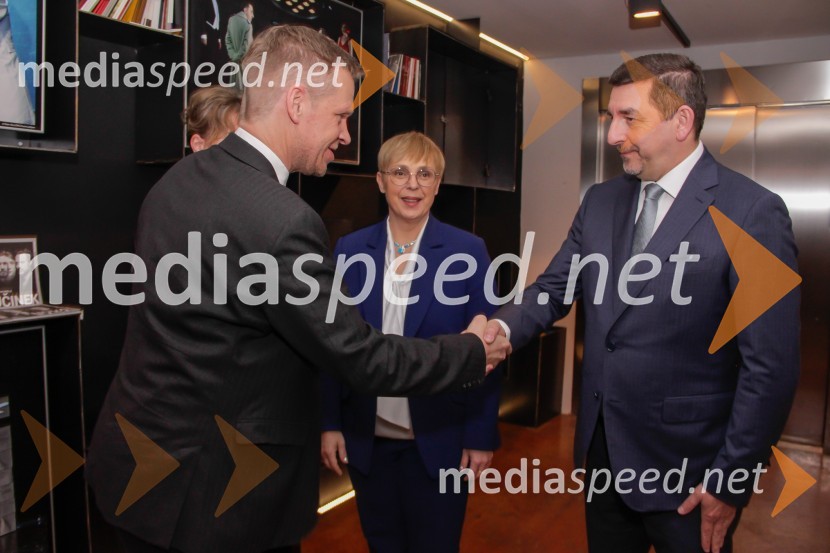  Luka Nabergoj, pomočnik ravnateljice SNG Drama Ljubljana; dr. Nataša Pirc Musar, predsednica Republike Slovenije; dr. Aleš Musar, lastnik Ruske dačeŠe vedno Alice, premiera drame v SNG Ljubljana