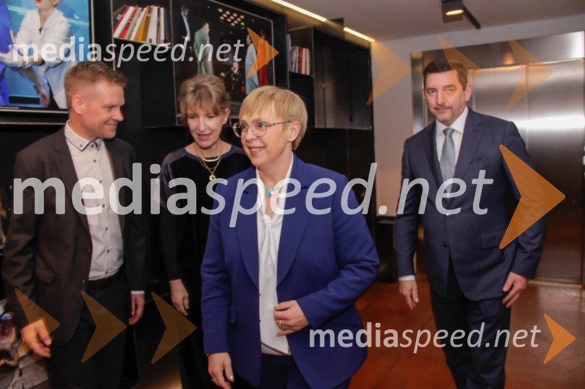  Luka Nabergoj, pomočnik ravnateljice SNG Drama Ljubljana;  Vesna Jurca Tadel, ravnateljice SNG Drama Ljubljana; dr. Nataša Pirc Musar, predsednica Republike Slovenije; dr. Aleš Musar, lastnik Ruske dačeŠe vedno Alice, premiera drame v SNG Ljubljana