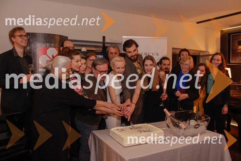  David Zupančič, specializant infektologije, pisatelj in spletni vplivnež;  Bjanka Adžić Ursulov, kostumografinja;  Sabina  Kogovšek, igralka;  Maja Sever, igralka;  Janja Korun, scenografinja in redna profesorica na AGRFT;  Bojan Emeršič, igralec;  Polona  Juh, igralka;  Matjaž Zupančič, režiser;  Domen Novak, igralec ;  Eva Jesenovec, igralka;  Sandi Skok, oblikovalec videa;  Darja Dominkuš, dramaturginja SNG Drama Ljubljana;  ... ;  ... ;  ... Še vedno Alice, premiera drame v SNG Ljubljana