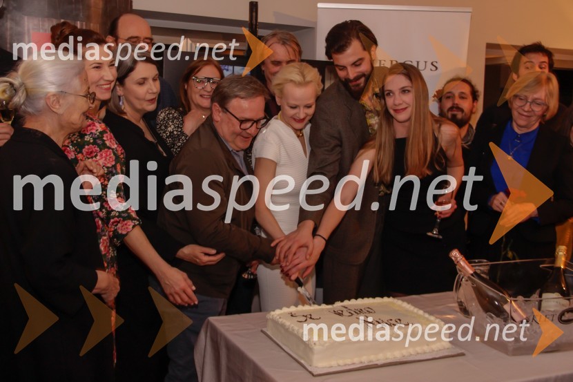  Bjanka Adžić Ursulov, kostumografinja;  Sabina  Kogovšek, igralka;  Matija Rozman, igralec;  Maja Sever, igralka;  Janja Korun, scenografinja in redna profesorica na AGRFT;  Bojan Emeršič, igralec;  Matjaž Zupančič, režiser;  Polona  Juh, igralka;  Domen Novak, igralec ;  Eva Jesenovec, igralka;  Sandi Skok, oblikovalec videa;  Darja Dominkuš, dramaturginja SNG Drama LjubljanaŠe vedno Alice, premiera drame v SNG Ljubljana