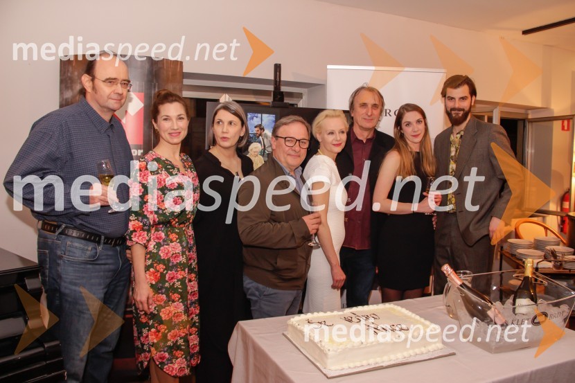  Matija Rozman, igralec;  Sabina  Kogovšek, igralka;  Maja Sever, igralka;  Bojan Emeršič, igralec;  Polona  Juh, igralka;  Matjaž Zupančič, režiser;  Eva Jesenovec, igralka;  Domen Novak, igralec Še vedno Alice, premiera drame v SNG Ljubljana