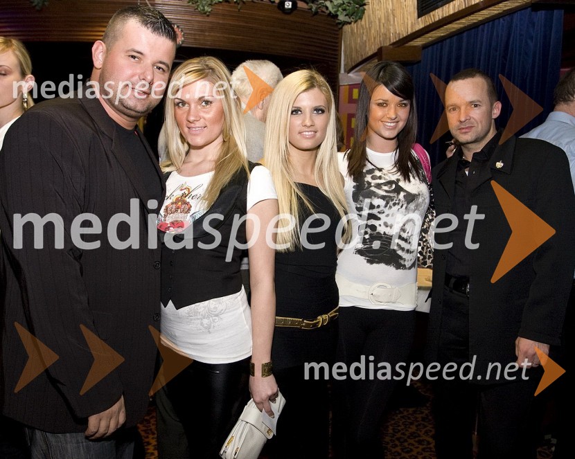 Daniel Praštalo, telesni stražar, ter Igor Šajn, lastnik licence za miss Earth, miss Solei in miss Hawaiian Tropic s playboyevimi dekletiMister Casino Kongo 2009