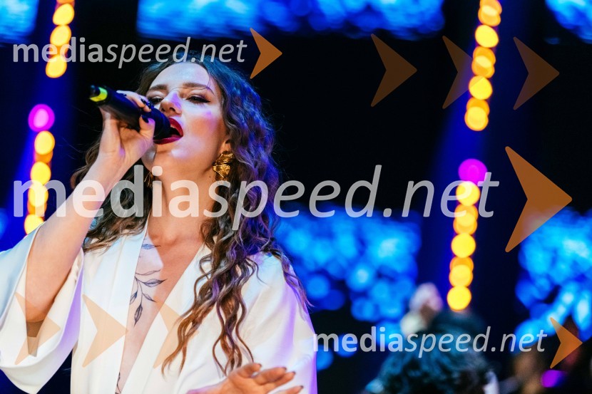  Maja Keuc, pevka, AmayaVIP modno doživetje v Citycentru Celje