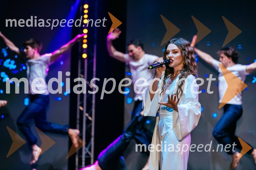  Maja Keuc, pevka, AmayaVIP modno doživetje v Citycentru Celje