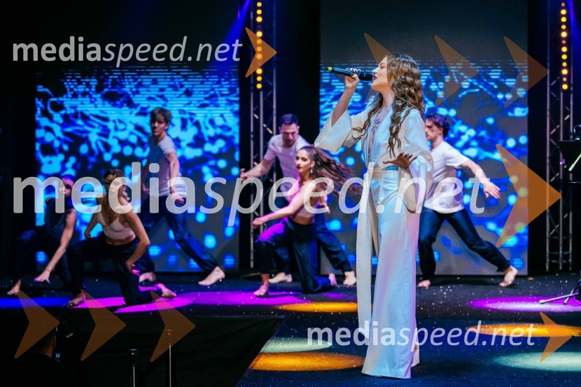  Maja Keuc, pevka, AmayaVIP modno doživetje v Citycentru Celje