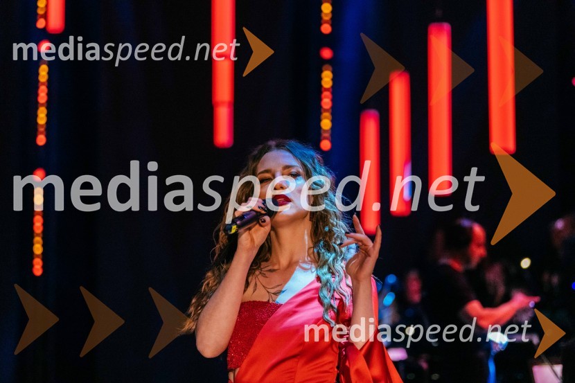  Maja Keuc, pevka, AmayaVIP modno doživetje v Citycentru Celje