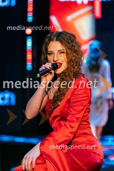  Maja Keuc, pevka, AmayaVIP modno doživetje v Citycentru Celje