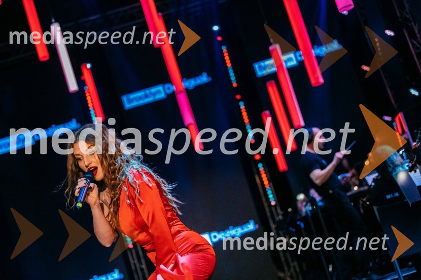  Maja Keuc, pevka, AmayaVIP modno doživetje v Citycentru Celje