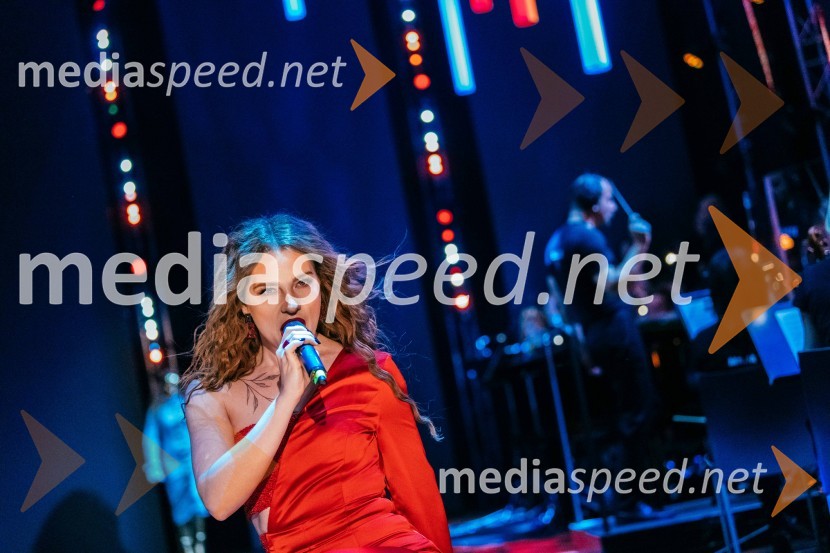  Maja Keuc, pevka, AmayaVIP modno doživetje v Citycentru Celje