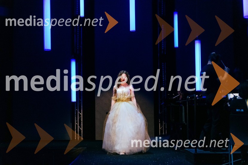  Maja Keuc, pevka, AmayaVIP modno doživetje v Citycentru Celje