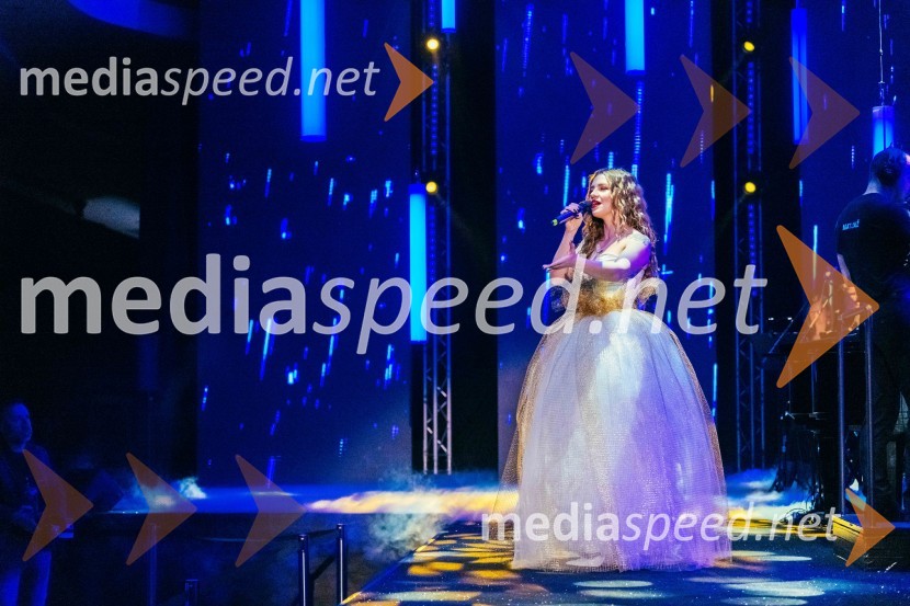  Maja Keuc, pevka, AmayaVIP modno doživetje v Citycentru Celje