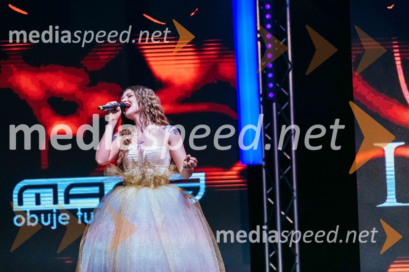  Maja Keuc, pevka, AmayaVIP modno doživetje v Citycentru Celje